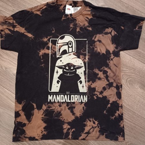 The Mandalorian - batikolt  környakú póló